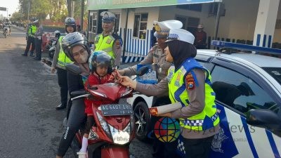 Pengguna Jalan Tertib Berlalu Lintas, Polres Kediri Kota Bagikan Coklat