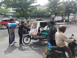 Antusias Masyarakat Tinggi, Jum’at Berkah Prof Ridha Berbagi Nasi Bungkus Ke Abang Becak