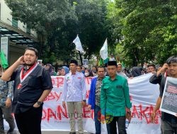 Rapor Merah untuk Bobby Nasution: Ratusan Mahasiswa Cipayung Plus Medan Gelar Unjuk Rasa di Kantor Walikota