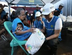 Di Bulan Ramadhan 1446 H, PLN Kontrol Keamanan Kelistrikan, Bantu Evakuasi Warga di Tengah Banjir Bekasi