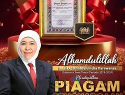 Khofifah Indar Parawansa Terima Pin Emas dan Piagam dalam HUT Bhayangkara ke-78