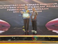 Plt Bupati Sidoarjo Subandi terima Penghargaan UHC Award 2024