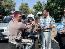 Satlantas Polres Gresik dan Jasa Raharja Bagikan Helm Gratis dan Bendera Merah Putih untuk Peringati Hari Kemerdekaan ke-79