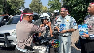 Satlantas Polres Gresik dan Jasa Raharja Bagikan Helm Gratis dan Bendera Merah Putih untuk Peringati Hari Kemerdekaan ke-79