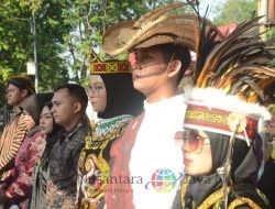 Upacara HUT ke-79 RI di Alun-Alun Sidoarjo: Peserta Kenakan Kostum Adat dari Sabang sampai Merauke