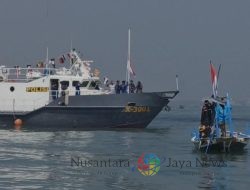 Ditpolairud Polda Jatim Kibarkan Bendera Merah Putih di Selat Madura Bersama Nelayan