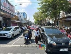 Polisi Ajak Pengguna Jalan di Kediri Hormat Bendera dan Nyanyikan Indonesia Raya di Detik-Detik Proklamasi
