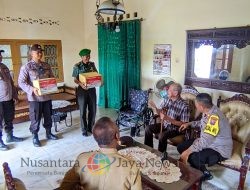 Peringati HUT Kemerdekaan RI ke-79, Polsek Sooko Beri Bingkisan ke Veteran