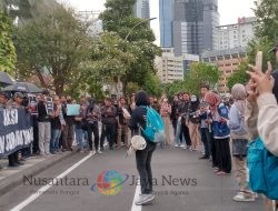 Demokrasi di Ujung Tanduk, Aksi Kamisan Surabaya Gaungkan Perjuangan untuk Rakyat