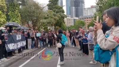 Demokrasi di Ujung Tanduk, Aksi Kamisan Surabaya Gaungkan Perjuangan untuk Rakyat