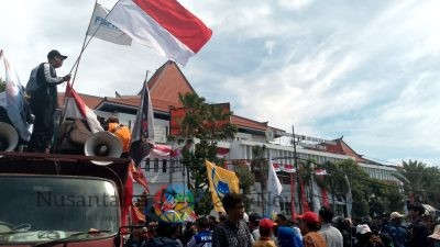 Gedung DPRD Jatim Dikepung,  Mahasiswa Tuntut Penolakan Putusan MK