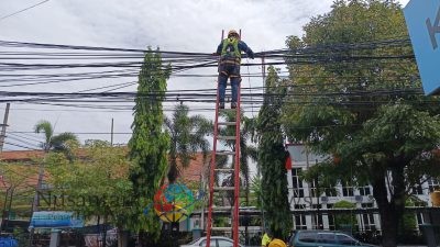PLN Icon Plus Menata Kabel FO di Tiang PLN Madiun Kota Guna Jaga Estetika Kota dan Keandalan Jaringan