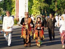 Dengan Baju Adat Osing, Pj. Gubernur Adhy Ajak Jatim Bangkit di HUT ke-79 RI
