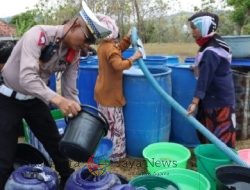Satlantas Polres Bangkalan Salurkan Bantuan Air Bersih ke Desa Terdampak Kekeringan