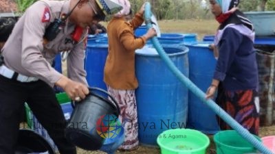 Satlantas Polres Bangkalan Salurkan Bantuan Air Bersih ke Desa Terdampak Kekeringan