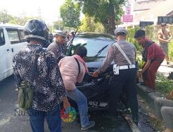 Diduga Mabok, Sopir Grab Tabrak Trotoar dan Pohon