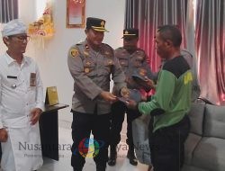 Kapolsek Gilimanuk Serahkan Bantuan Topi Dinas kepada Linmas untuk Dukungan Pengamanan Pemilukada