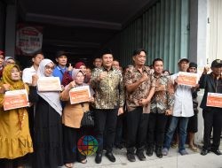 Plt Bupati Sidoarjo Subandi Beri Rp 5 Juta ke Pedagang Pasar Krian