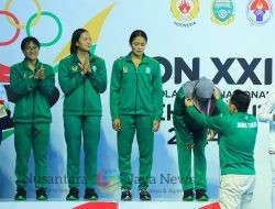 Pj. Gubernur Adhy Kalungkan Medali untuk Atlet Renang Jatim, Ucapkan Selamat untuk Para Juara di PON XXI