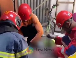 Petugas Gabungan Evakuasi Pria Alami Patah Tulang Usai Terjatuh dari Atap Rumah di Jalan Kapas Madya