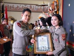 Kapolda Bali Beri Penghargaan Pada Polwan Polda Bali Pada Acara Syukuran HUT Polwan ke – 76