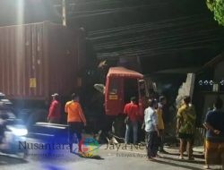 Truk Trailer Tabrak Rumah dan Usaha Scaffolding di Jalan Mastrip, Tidak Ada Korban Jiwa