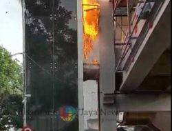 Kebakaran Lift Jembatan Penyeberangan Orang di Jalan Pemuda Surabaya, Lima Unit Mobil Pemadam Dikerahkan