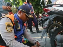 Dishub Surabaya Gembok 100 Motor dan Amankan Dua Jukir Liar di Trotoar Grand City Mall