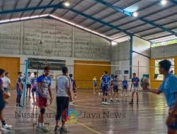 Menghadapi Pra Popnas 2024, Tim Bola Voli Pelajar Jawa Timur Berlatih di GOR Stikosa AWS