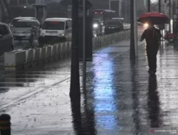 Hujan Perdana Guyur Kota Surabaya