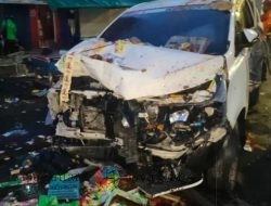 Dua Orang Tewas, Mobil Toyota Innova Tabrak Warung di Jalan Kedungdoro Surabaya