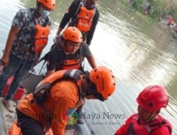 BPBD Surabaya Evakuasi Jenazah Pria Tenggelam di Sungai Karangpilang