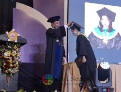 Wisuda Ke-28 Stikosa-AWS Kukuhkan 61 Sarjana, Soroti Tantangan Era AI dan Disrupsi Teknologi