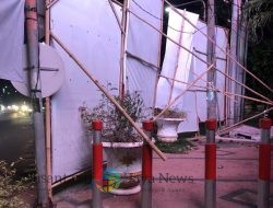 Pejalan Kaki di Surabaya Hadapi Rintangan Kampanye di Trotoar Simpang Tegalsari-Basuki Rahmat
