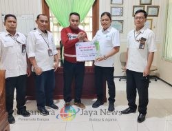 Perum Perhutani Bondowoso Serahkan Bantuan TJSL Rp 50 Juta untuk Pembangunan MCK Masjid di Pujer