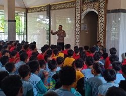 Bhabinkamtibmas Edukasi Siswa SMPN 28 Gresik tentang Bahaya Narkoba