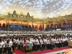 Belasan Ribu Guru di Jatim Rayakan HUT ke-79 PGRI di Graha Unesa, Pendidikan Karakter dan Digitalisasi Jadi Fokus