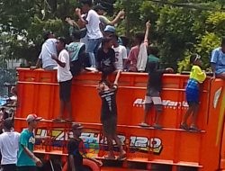 Pasca Pemungutan Suara, Ribuan Masa Pendukung Paslon BBF-JD Lakukan Konfoi Kendaraan Bermotor