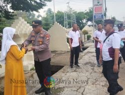 Bentuk Kepedulian, Polsek Pamekasan Bagikan Nasi Bungkus Kepada Pengguna Jalan