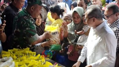 Dua Menteri Kunjungi Pasar Dukuh Kupang Surabaya, Pantau Harga dan Bagikan Sembako