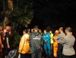 Masih Belum Ditemukan, Tim Gabungan Terus Lakukan Pencarian Balita yang Hanyut di Babatan Wiyung