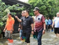 Pj Gubernur Jatim Adhy Karyono Tinjau dan Atasi Banjir di Sidoarjo