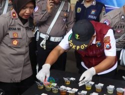 32 Personil Polres Sampang Ikuti Tes Urine Dadakan Usai Apel Jam Pimpinan