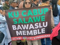 Ratusan Emak dari Aliansi Rakyat Peduli Demokrasi Gelar Demo di Depan Kantor Bawaslu Kabupaten Bandung