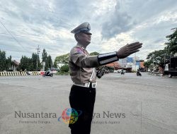 Ciptakan Kamseltibcar Lantas, Anggota Satlantas Polres Tanjung Perak Pantau dan Atur Lalu Lintas