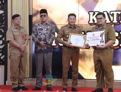 Serahkan Penghargaan KISI, Plt. Bupati Subandi Bangga Sidoarjo Miliki Banyak Inovasi