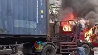 Kepala Truk Kontainer Terbakar di Jalan Perak Timur Surabaya, Api Berhasil Dipadamkan