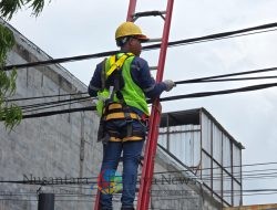 Lakukan Penataan dan Pendataan Kabel Ilegal di Tiang PLN Kediri, PLN Icon Plus Berkomitmen Jaga Keandalan Jaringan