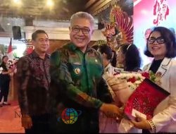 Pj Bupati Gianyar Serahkan Penghargaan Gender Champion PUG, saat Puncak PHI ke-96 untuk Winnie Kaori