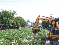 Pemkab Sidoarjo Bersama Kodim 0816 Sidoarjo Bersihkan Sungai Pelayaran Taman